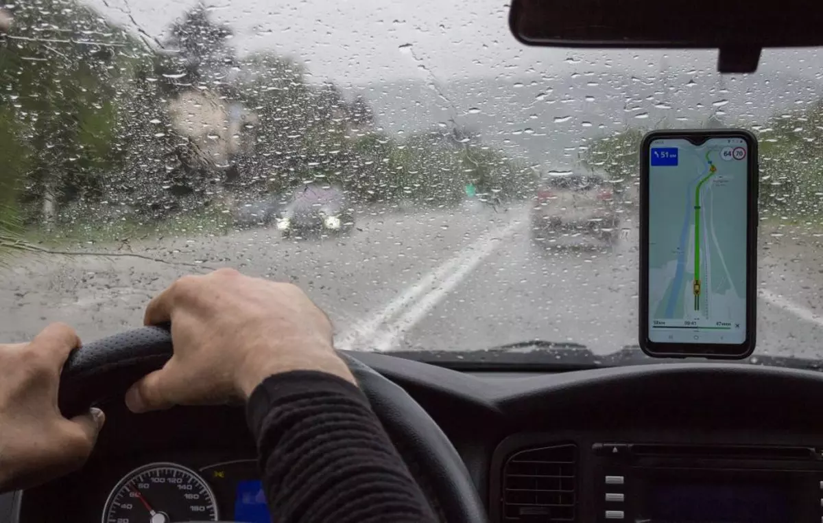 Cum să conduci în siguranță pe drumuri alunecoase sau în condiții de ploaie torențială?
