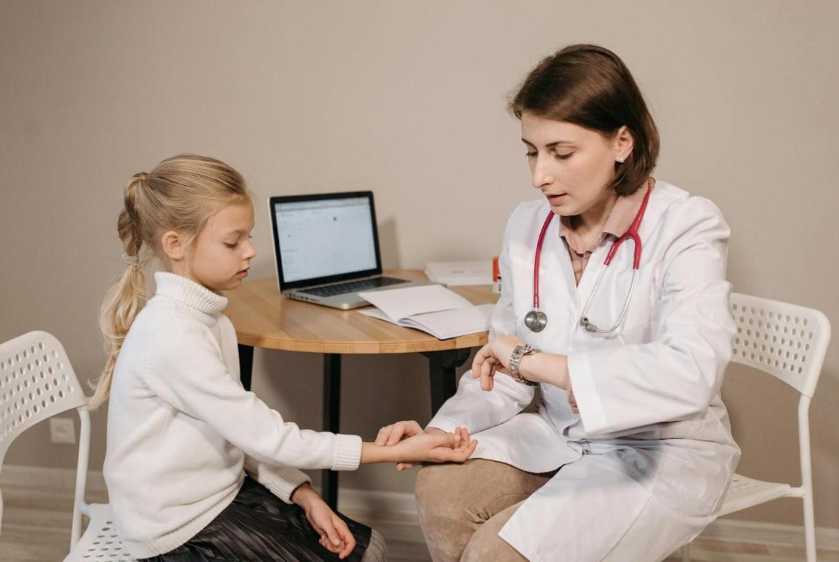 Copiii pot avea și ei nevoie de neurolog – află când e momentul potrivit