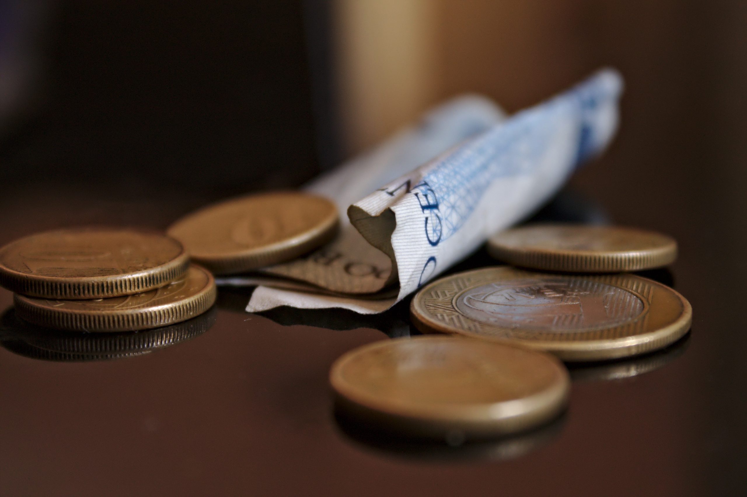 Cum se calculează salariul minim și ce taxe se rețin din venitul brut